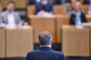 Mario Voigt präsentiert das Thüringer Entlastungsgesetz zur Bürokratieabbau und Modernisierung.