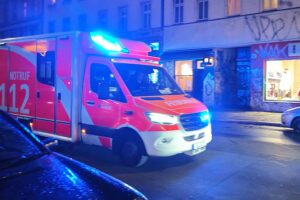 Ein Rettungswagen am Unfallort, symbolisiert tragischen Arbeitsunfall mit einem Gabelstapler.