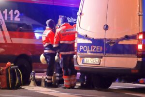 Brand in Duisburger Mehrfamilienhaus: Polizei und Rettungskräfte vor Ort, Verletzte durch Glassplitter.