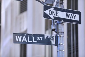 Börsenkurse schwanken, Investoren beobachten nervös Zinspolitik, Euro und Ölpreise im Fokus.