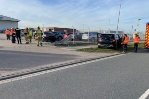 Unfall mit mehreren Fahrzeugen nach riskantem Überholmanöver, Zaun beschädigt, Polizei ermittelt.