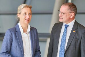Politiker Alice Weidel und Tino Chrupalla symbolisieren die wachsende Unterstützung der AfD in Deutschland.