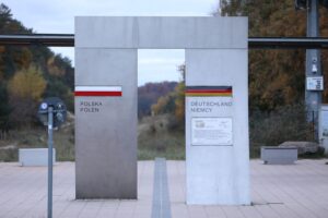 Grenzgebiet zwischen Deutschland und Polen, symbolisiert wachsende Unterschiede und veränderte Beziehungen.