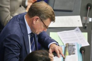 Johann Wadephul spricht besorgt zu einer versammelten politischen Menge in Berlin.