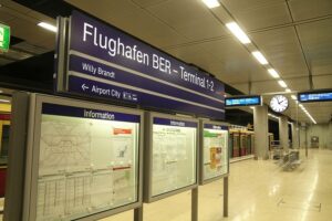 Flughafen mit Flugzeugen, Proteste gegen Steuererleichterungen, Umwelt- und Verkehrsverbände im Fokus.