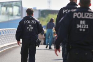 Polizeiauto vor Brücke, Glasflasche auf fahrendes Auto, Ermittlungen wegen gefährlichem Eingriff.