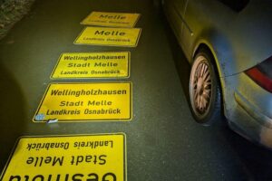 Polizei entdeckt vier Ortsschilder in Kofferraum während Verkehrskontrolle in Melle.