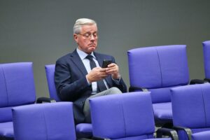 Norbert Röttgen kritisiert US-Plan für Ukraine, betont mangelnde Sicherheit und Friedensperspektiven.