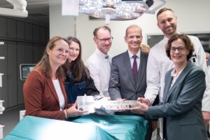 Eröffnung des neuen Hybrid-Operationssaals in Rostock, ministerielle Anerkennung, innovative Chirurgie-Technologie.