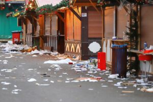 Tatort Weihnachtsmarkt, gesperrte Bereiche, Ermittler, Polizei, Spuren sichern, traurige Atmosphäre, Trauer.