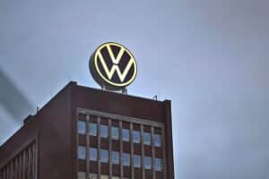 Volkswagen-Logo, Hannover, Minister Tonne spricht über Elektrostrategie und zukünftige Entwicklungen.