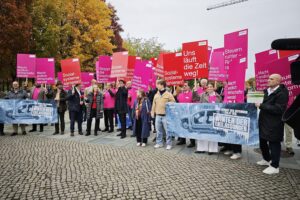 Frank Werneke kritisiert Unternehmerverband wegen Zusammenarbeit mit AfD, ruft zur Verteidigung der Demokratie auf.