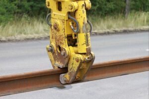 Baustelle mit Bauarbeitern, Maschinen und Infrastrukturprojekten zur Verbesserung der Verkehrsinfrastruktur.