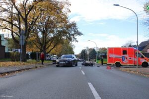 Unfallstelle mit Auto und Roller, Polizei und Einsatzfahrzeuge, Verletzter wird behandelt.