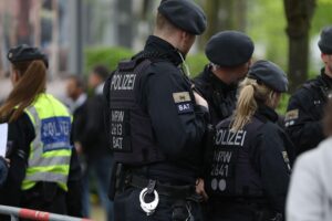 Polizisten bei der Suche nach vermisstem Mann in Schwäbisch Gmünd, Einsatzaktion sichtbar.