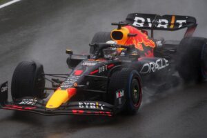 Max Verstappen feiert seinen Sieg in Las Vegas, umgeben von jubelnden Fans und Podiumskollegen.