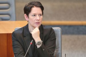 Silke Gorißen überreicht Auszeichnungen an engagierte Dörfer im Wettbewerb "Unser Dorf hat Zukunft".