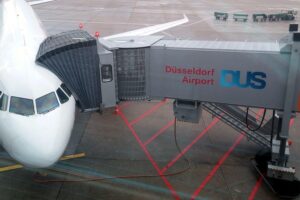 Flughafen Düsseldorf mit Passagieren, Bundespolizei und Festnahmen international gesuchter Personen.