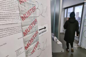 Wahllokal mit Wahlurnen, Menschen und Wahlhelfern, symbolisiert Entscheidungsfindung und demokratischen Prozess.