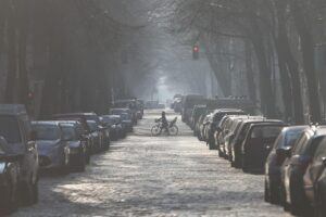 Berlin, parkende Autos, Anwohnerparkgebühren, Bürgermeister Kai Wegner, Diskussion über Preiserhöhung.