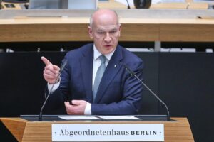 Kai Wegner, Berliner Bürgermeister, diskutiert Volksbefragung vor anstehenden Wahlen.