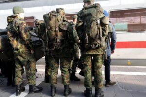 Bundeswehrsoldaten auf Bahnreise, verkörpern Mobilität und den neuen Wehrdienstansatz in Deutschland.