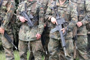 Bundeswehrsoldaten, Zivildienst, gesellschaftlicher Zusammenhalt, Verteidigung, nationale Sicherheit, Engagement, Ministerien.