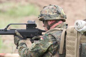 Bundeswehrsoldat mit G36-Gewehr, symbolisierend die Diskussion zur Wehrpflicht und Personalaufbau.