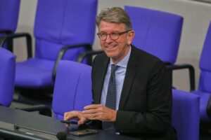 Wolfram Weimer spricht zur Kulturpolitik, umgeben von Politikern und Medienvertretern.