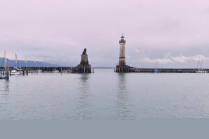 Nebel über dem Bodensee bei mildem Wetter und Schleierwolken in Lindau.
