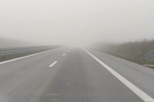 Nebel auf einer Autobahn, milde Temperaturen, Sonne, Wolken und Regen in Baden-Württemberg.