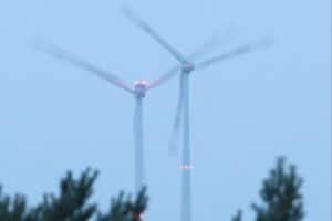 Windräder vor Küste, Symbol für Offshore-Windpark und Naturschutzkonflikte im Vogelschutzgebiet.