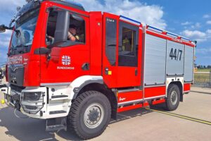 Feuerwehr rettet Bewohner aus brennendem Mehrfamilienhaus in Dresden, dichte Rauchentwicklung sichtbar.