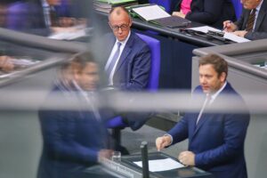 Friedrich Merz und Lars Klingbeil diskutieren Politik im Kontext der Rentenreform in Deutschland.