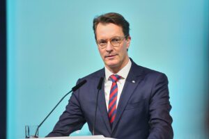 Ministerpräsident Hendrik Wüst diskutiert Staatsreform und Handlungsfähigkeit in Deutschland.