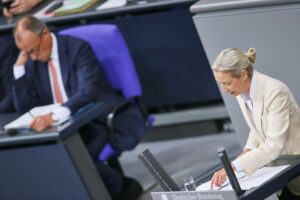 Politiker Merz und Weidel symbolisieren den Wahlkampf: Union verliert, AfD gewinnt deutlich.
