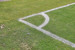 Zuschauer beim Fußballspiel reagiert hitzig auf Schiedsrichterentscheidung, Polizei ermittelt wegen Körperverletzung.