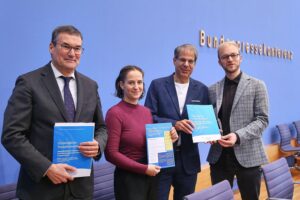 Ein Symposium über Klimaschutz: Menschen diskutieren drängende soziale und wirtschaftliche Herausforderungen.