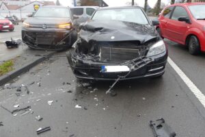 Zwei beschädigte Autos nach Unfall, Polizei untersucht Ursache in Waldbröl-Hermesdorf.