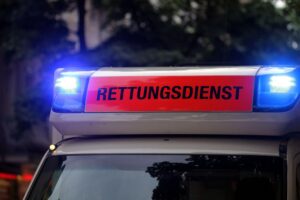 Zwei Verkehrsunfälle auf glatter Fahrbahn, Polizei und Rettungsdienst an Einsatzstelle sichtbar.