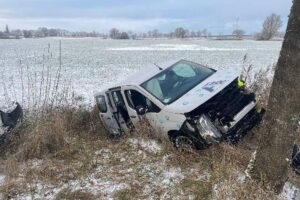 Verkehrsunfall mit mehreren Verletzten, Polizei reagiert auf glatte Straßen und Sachbeschädigungen.