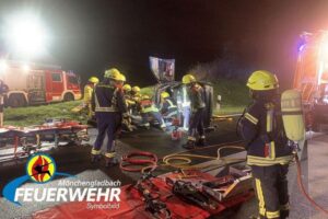 Verkehrsunfall mit vier PKW, Verletzte, Feuerwehr, Rettungswagen, Autobahn, Rückstau.
