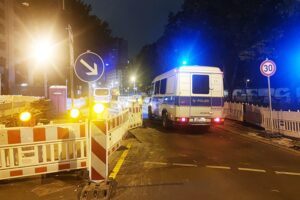 Absperrung mit Warnschildern, Einsatzkräfte, Evakuierungsszenario wegen Entschärfung von Weltkriegsbomben.