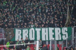VfL Wolfsburg Fans jubeln, während spannende Bundesliga-Partie SC Freiburg 4:3 siegt.
