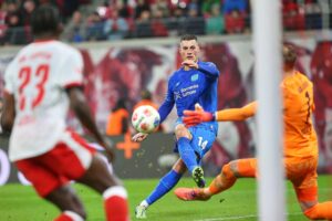 Leverkusen feiert Sieg über Leipzig; entscheidende Momente, starke Spieler und Emotionen sichtbar.