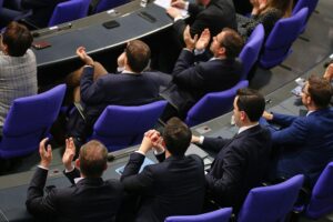 Unionsfraktion im Bundestag, Abstimmung zum Rentenpaket, politische Debatte, Abweichler und Unterstützung.