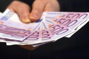 Fördermittel für städtebauliche Entwicklung: Geldscheine symbolisieren Investitionen in Infrastruktur und Lebensqualität.