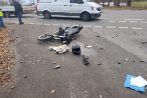 Motorradunfall auf Bundesstraße mit Verletzten, Polizei und Feuerwehr im Einsatz, beschädigte Fahrzeuge.