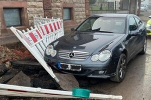 Polizei verfolgt gestohlenes Auto, Fahrer kollidiert mit Baustellenabsperrung und wird festgenommen.