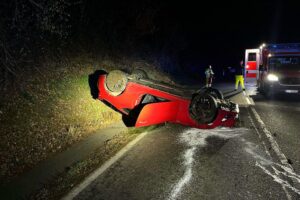 Ein überschlagener Toyota auf der Straße, Unfallstelle, winterliche Bedingungen, Polizei vor Ort.